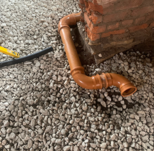 Internal drainage pipe installation over gravel base